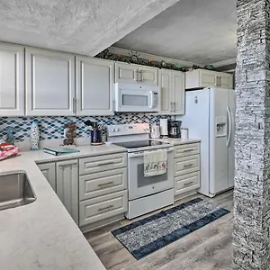 Bright Daytona With Community Pool! Daytona Beach